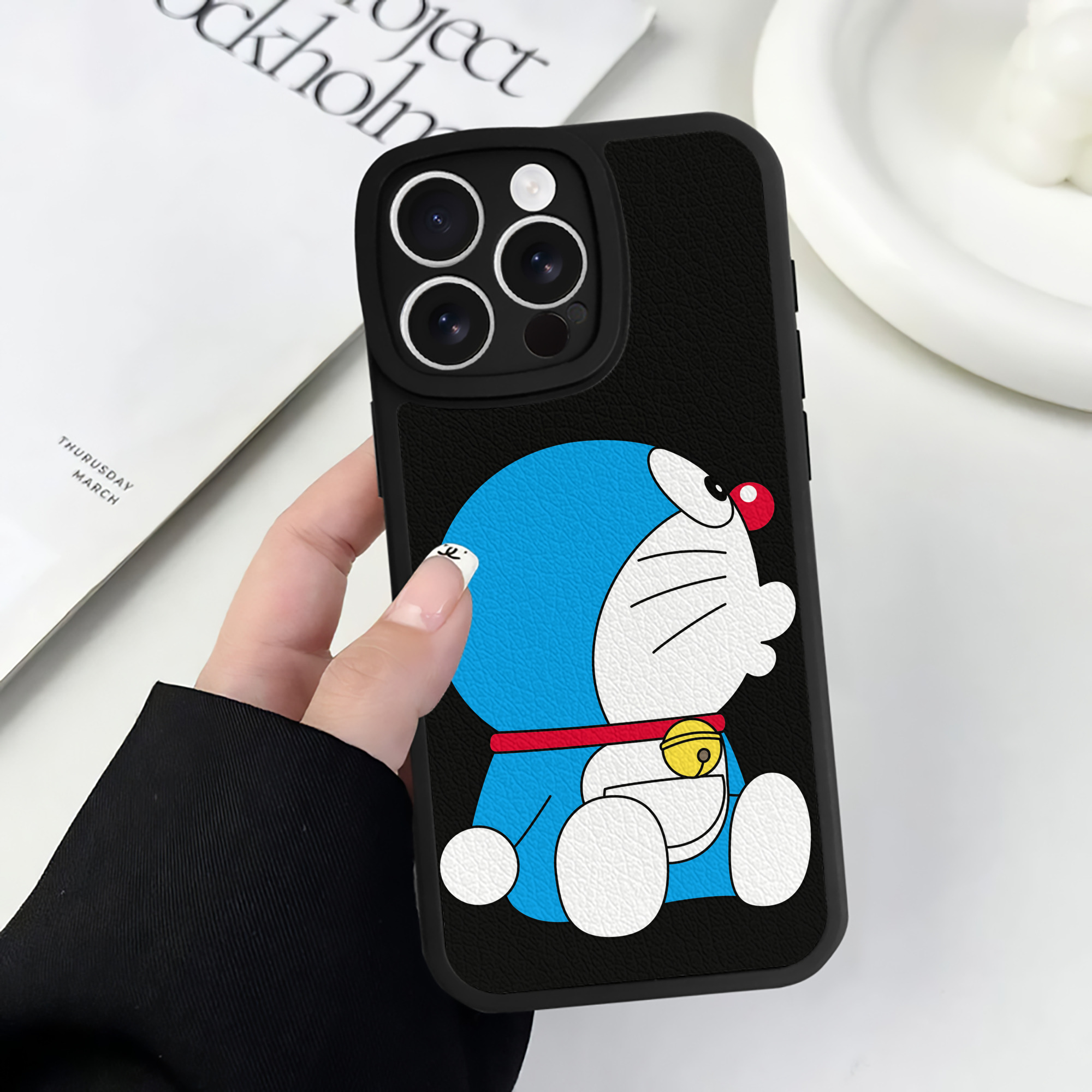 （画像用） ドラえもん Doraemon 【iPhone 16シリーズ対応】シリコンスマホケース（レザー調） 材質：シリコン